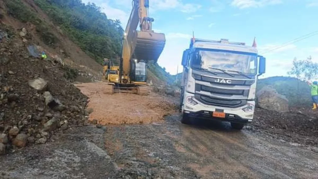 Maquinaria trabajando en derrumbe de la via Cuenca Molleturo Naranjal