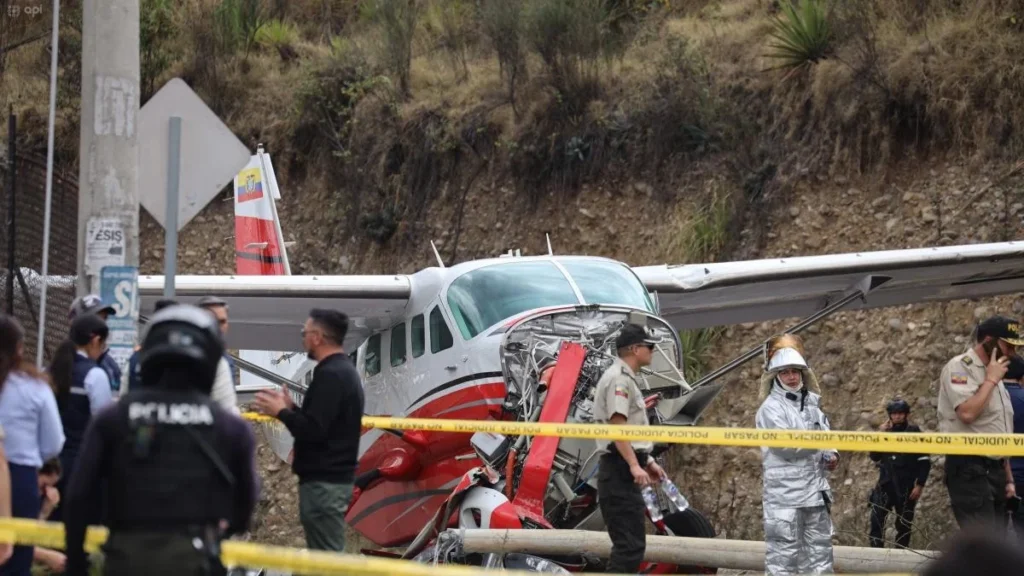 Trabajadores y técnicos retirando piezas y alas de la avioneta siniestrada cerca del río Milchichig en Cuenca