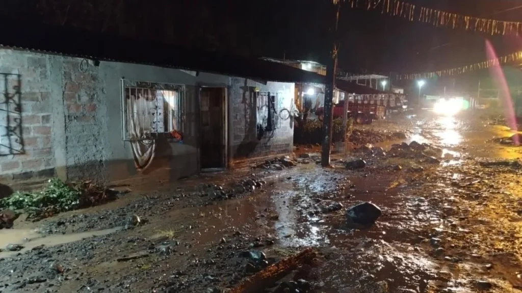 Viviendas anegadas tras el violento desbordamiento del rio Toachi
