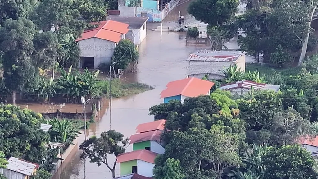 Población de Esmeraldas anegada tras el desbordamiento del río Cayapas