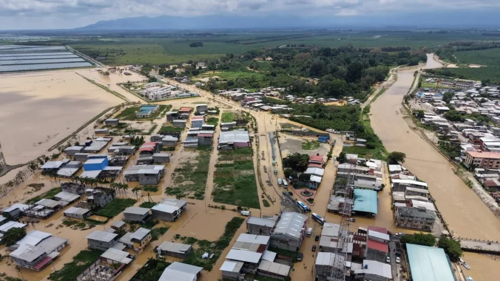 Calles anegadas por el agua tras el desbordamiento de un río en la provincia del Guayas