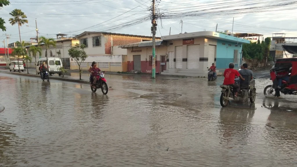 Calles y campos anegados tras el desbordamiento del río Vinces en Salitre