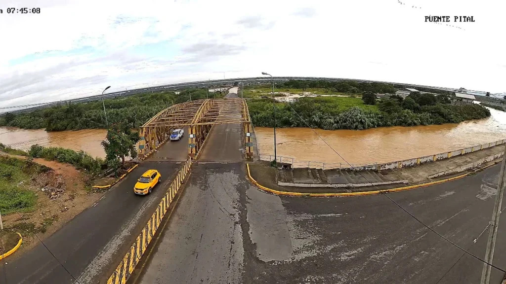 Calles anegadas e inundaciones en el canton Santa Rosa en El Oro