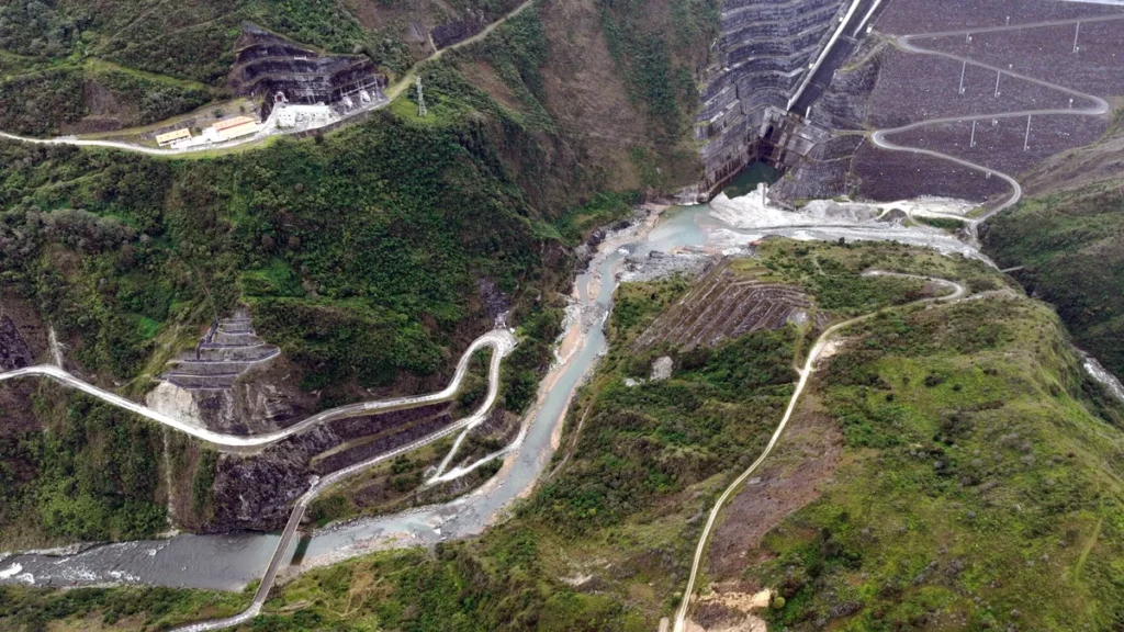 Nivel de agua reducido en la represa y embalse de la hidroeléctrica Mazar