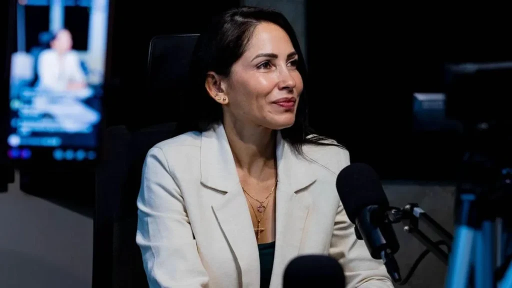 Luisa González excandidata presidencial de la Revolución Ciudadana en declaraciones de prensa