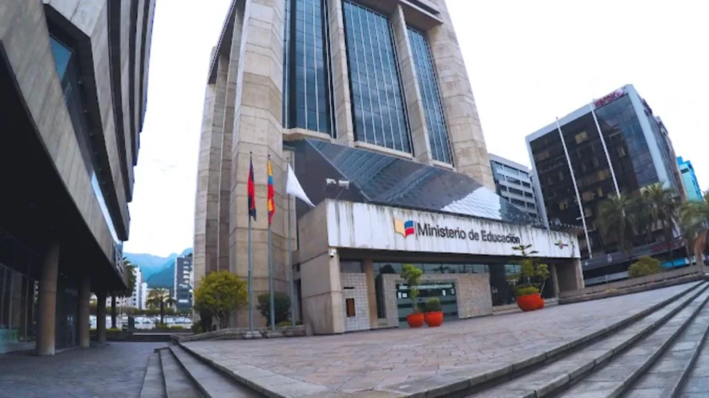 Edificio sede del Ministerio de Educación en Quito objeto de investigaciones judiciales