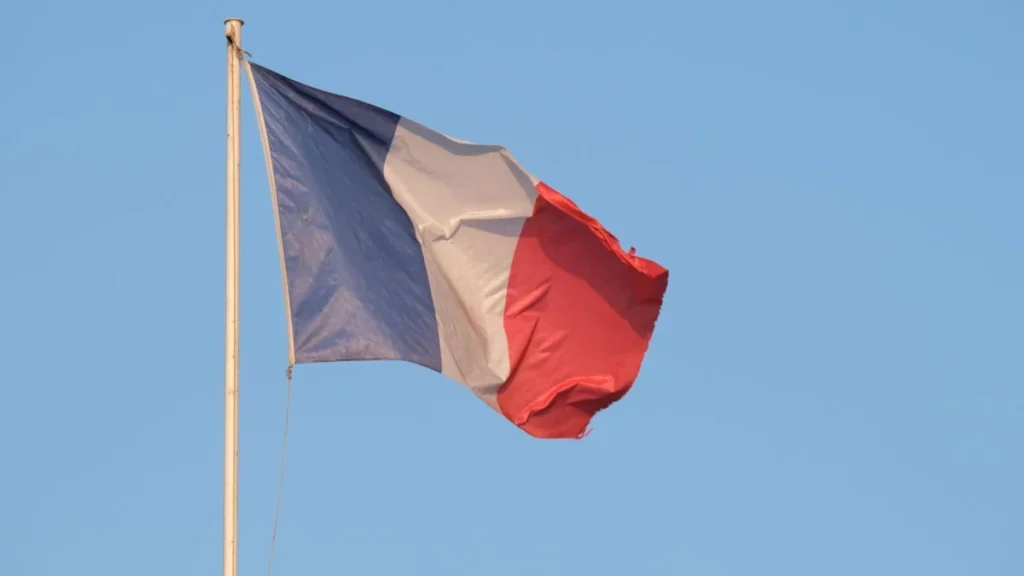 Patrulleros de la policía francesa acordonando un instituto educativo