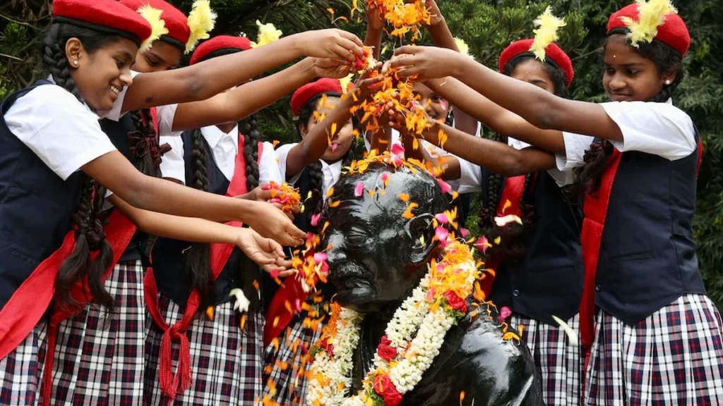 Estatua conmemorativa de Mahatma Gandhi durante actos por el Día de la No Violencia