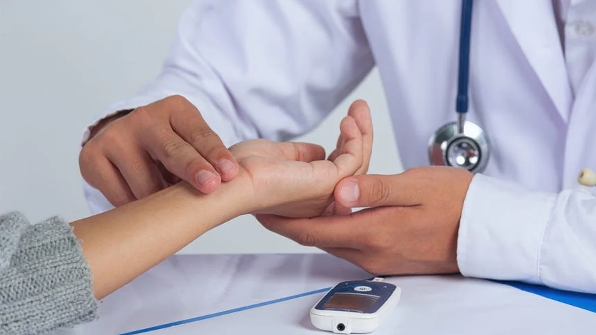 Paciente joven consultando plan nutricional y control de glucosa con especialista