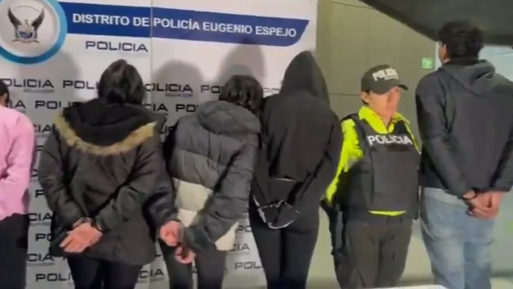 Evidencias y detenidos custodiados tras operativo en el sector de Monjas en Quito