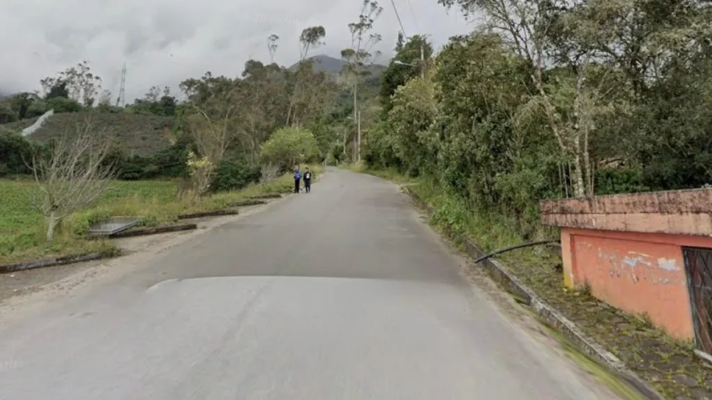 Patrullas de la Policía Nacional del Ecuador atendiendo un procedimiento judicial