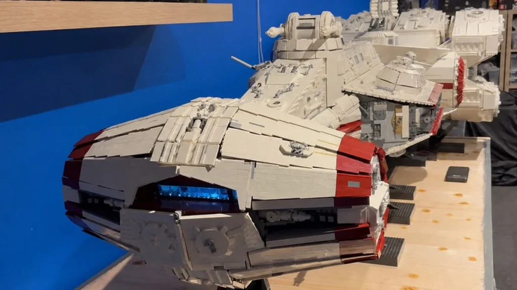 Colosal réplica de nave de Star Wars construida con bloques de LEGO de tres metros.