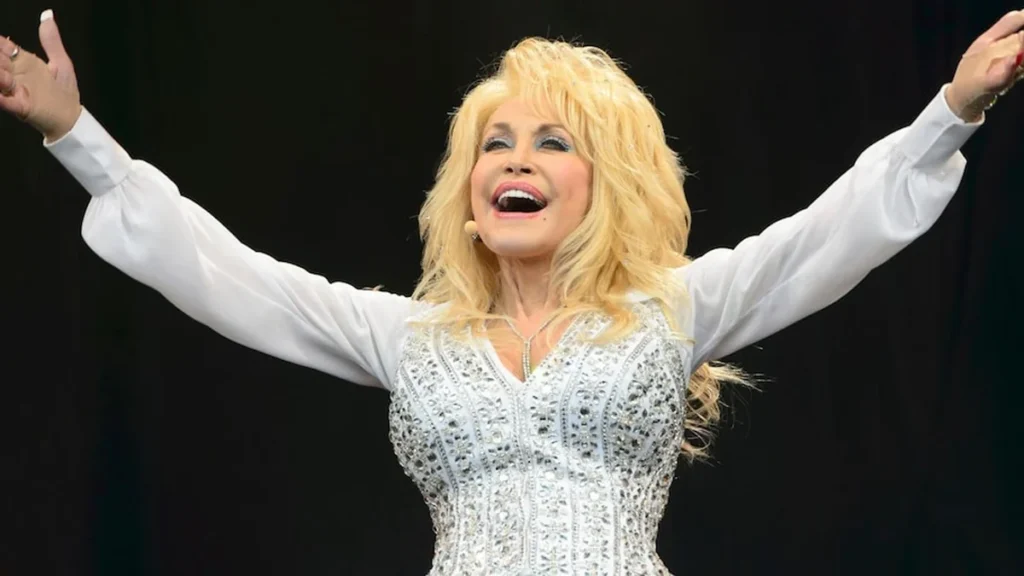La cantante y empresaria Dolly Parton sonriendo en una gala musical en Tennessee