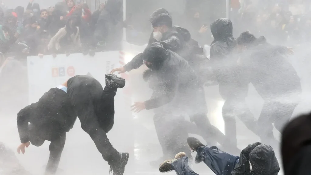 Policías antidisturbios y manifestantes durante choques callejeros en el centro de Bruselas