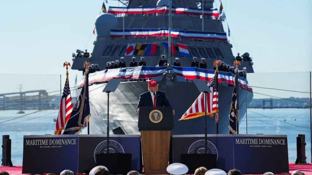 Donald Trump en atril de campaña anunciando planes de inversión en defensa naval