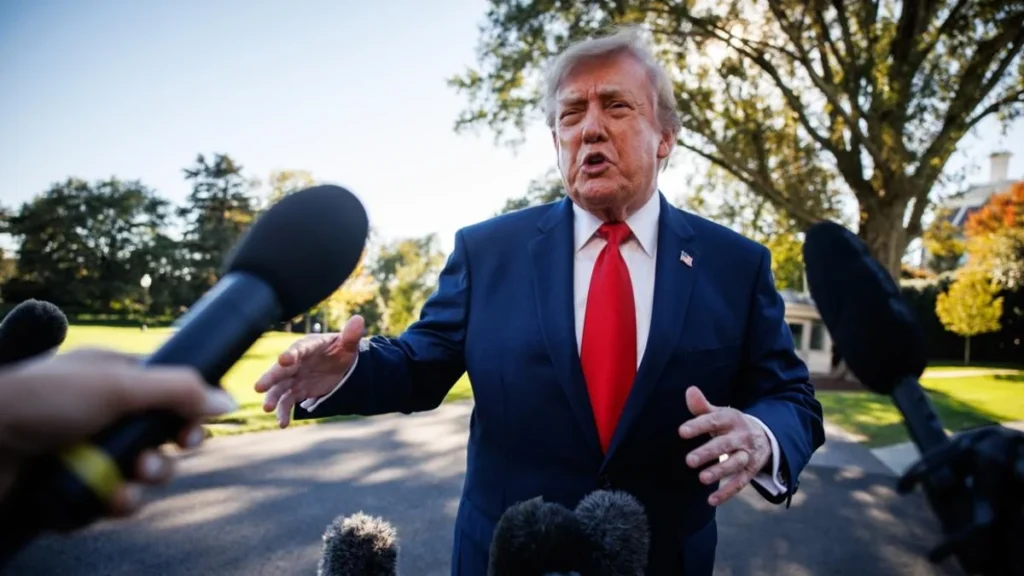 Donald Trump interviene ante miles de simpatizantes en mitin político electoral
