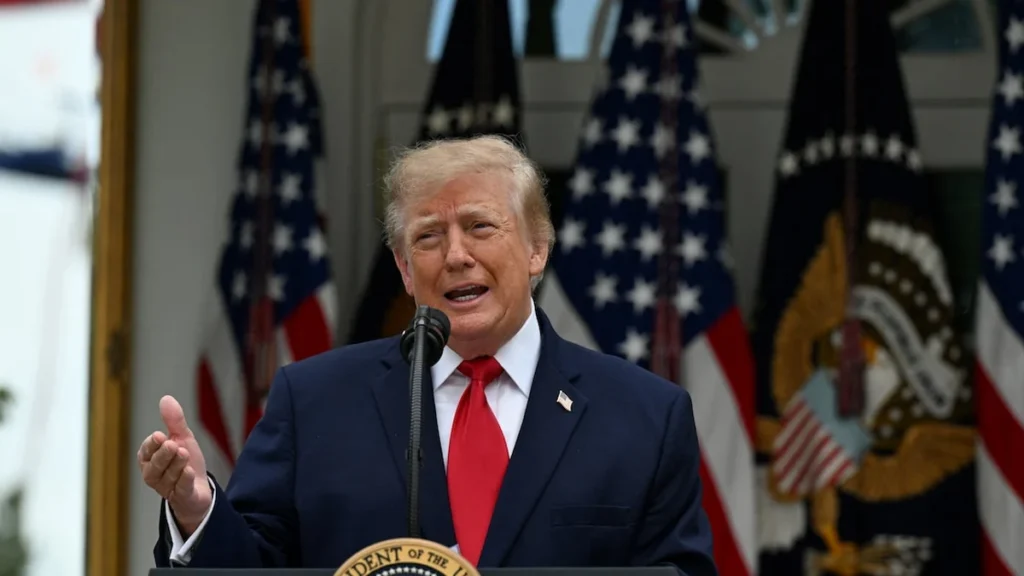 Donald Trump durante un discurso público de campaña electoral