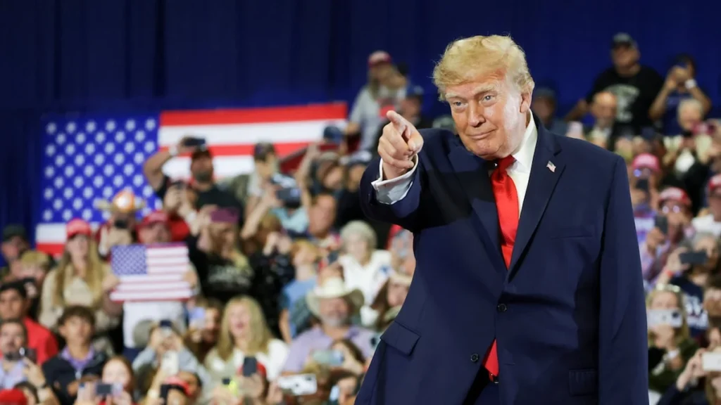 Donald Trump hablando ante micrófonos de prensa en conferencia política