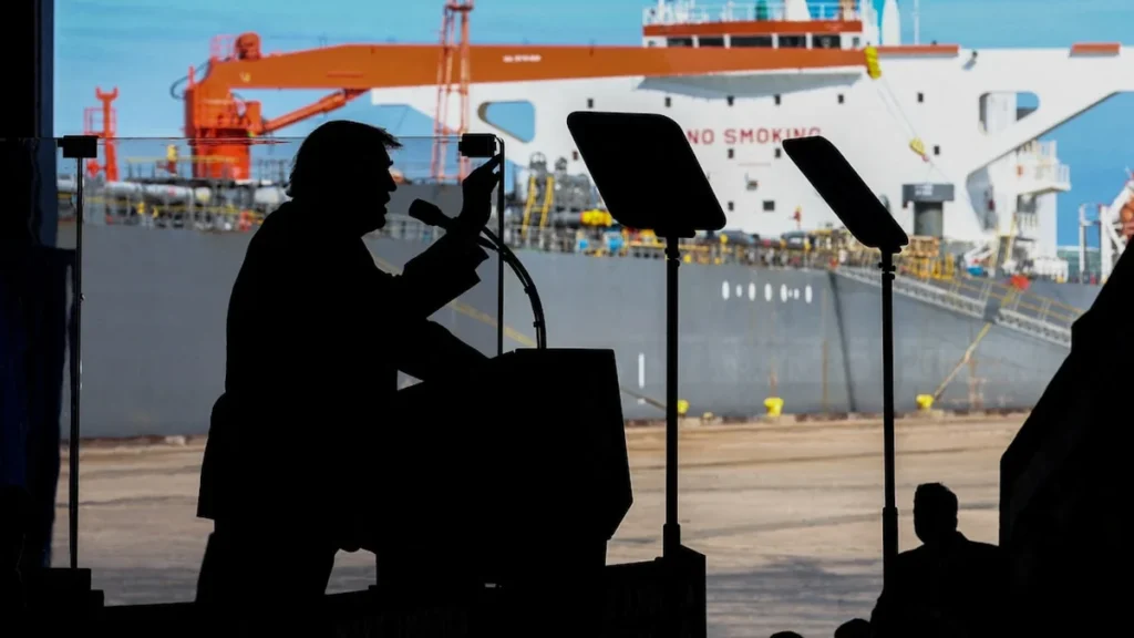 Buque petrolero atracado en la costa del golfo de Texas con refinerías industriales al fondo