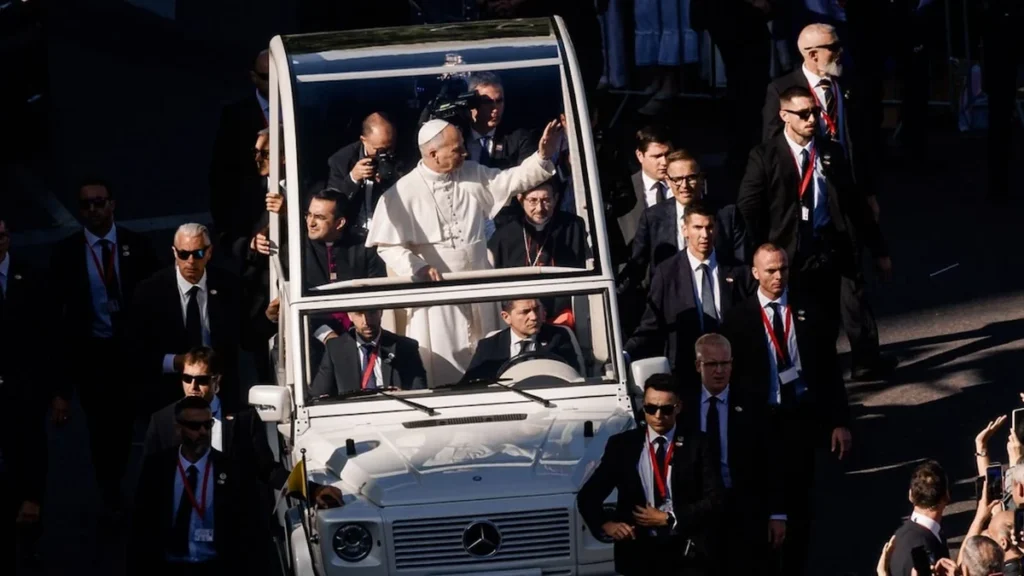 Históricos modelos de papamóvil expuestos en los Museos Vaticanos