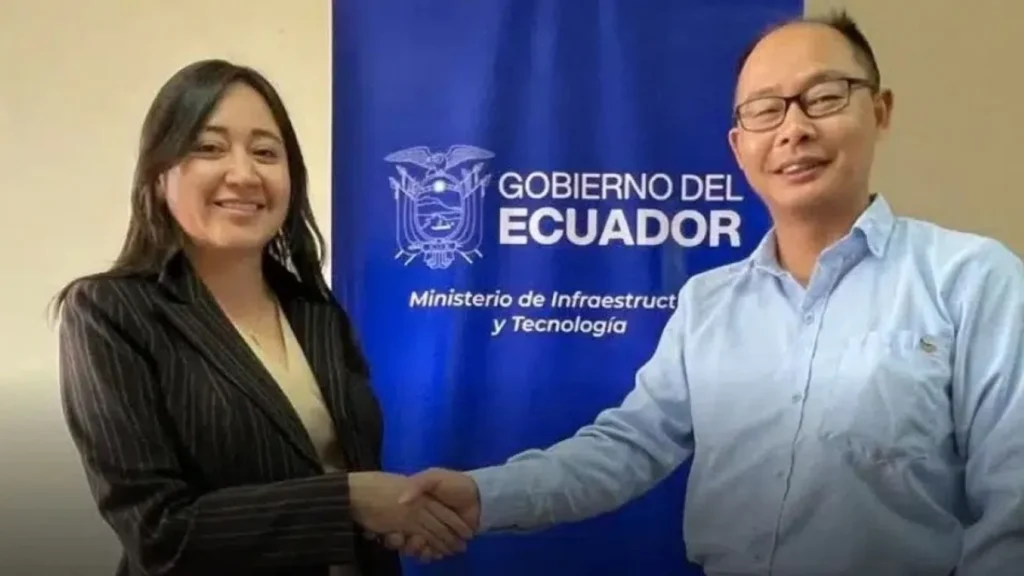 Obras de mantenimiento vial en el corredor Loja Chuchumbletza en el sur de Ecuador
