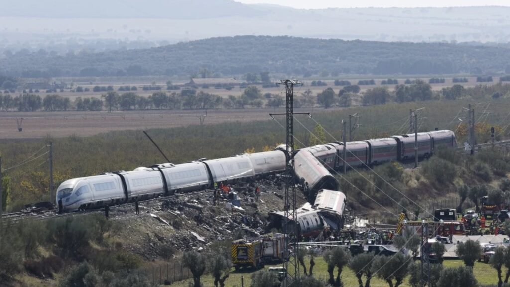 Ecuador activa atencion consular tras choque de trenes en Espana