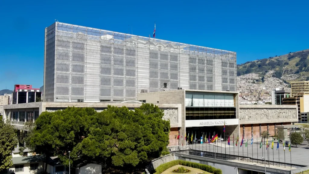 Fachada del Palacio Legislativo sede de la Asamblea Nacional del Ecuador en Quito