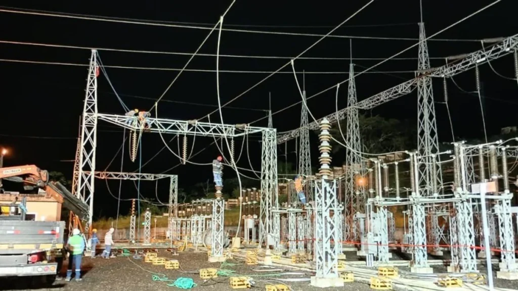 Infraestructura de generación eléctrica y subestación de energía en Ecuador