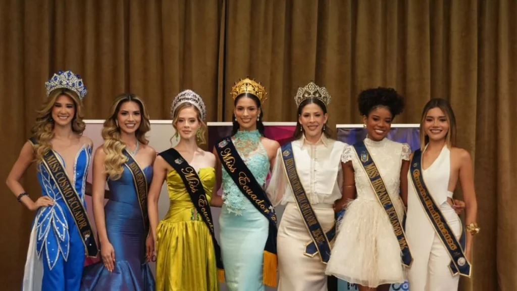 Giselle Rosales y soberanas ecuatorianas con bandas oficiales