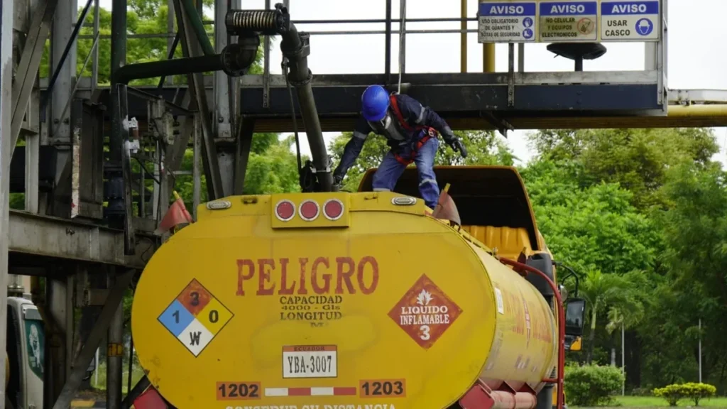 Camiones cisterna cargan combustible en terminales de despacho de hidrocarburos