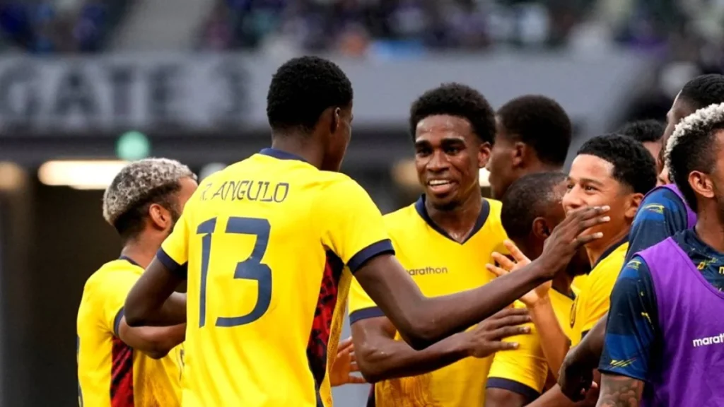 Jugadores de la selección de fútbol de Ecuador celebrando un triunfo en cancha