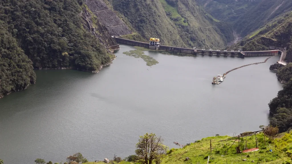 Panorámica del embalse de la central hidroeléctrica Mazar en el río Paute