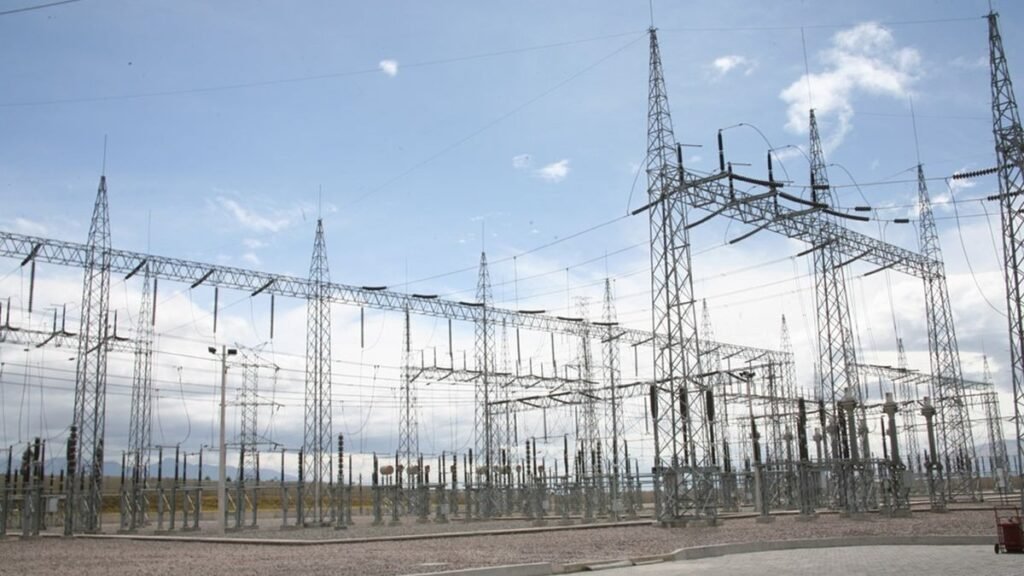 Ecuador paga en 2026 nueve veces más por la electricidad de Colombia