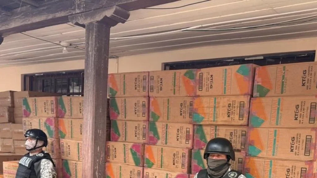 Agentes del SENAE inspeccionan cargamentos de cigarrillos ilegales decomisados en Pelileo