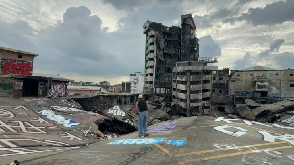 Fachada y estructura del Edificio Multicomercio en Guayaquil