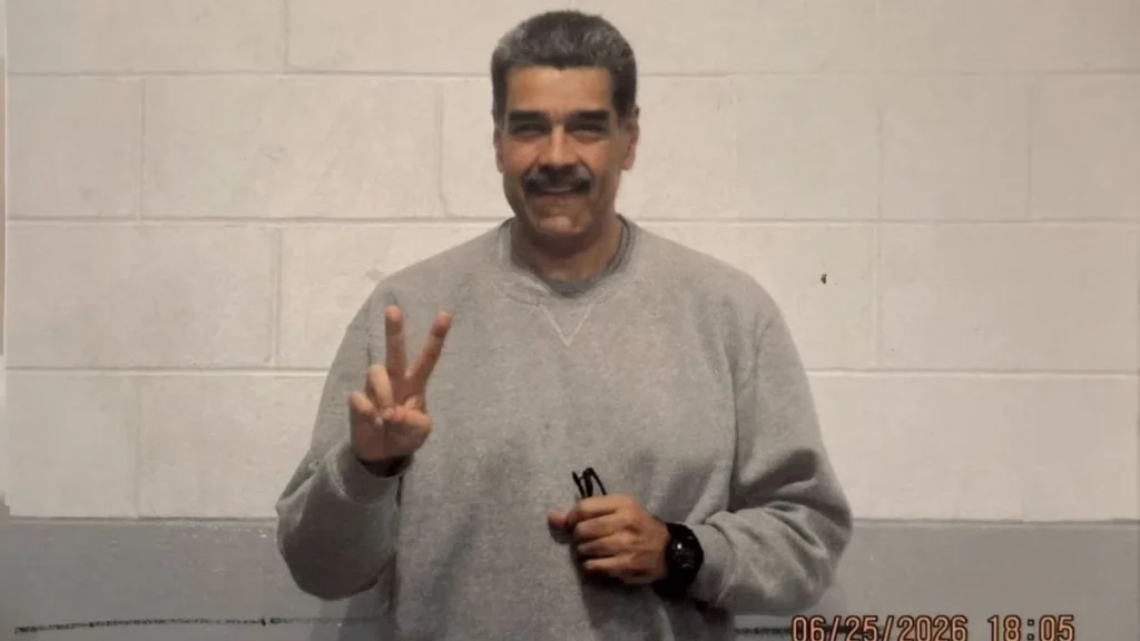 Nicolás Maduro en comparecencia oficial frente a banderas institucionales