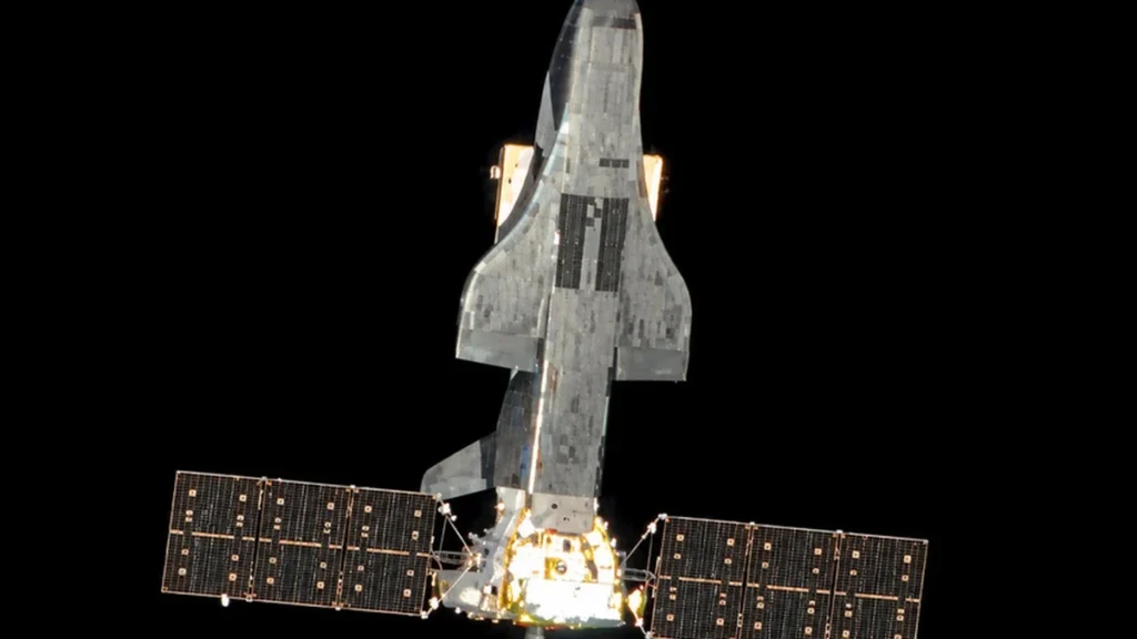 Representación artística de un avión espacial no tripulado orbitando sobre la Tierra