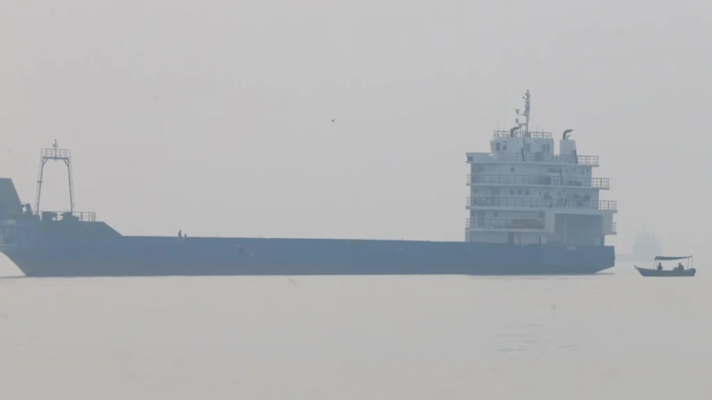 Buque petrolero navegando en alta mar cargado de crudo bajo bandera de conveniencia
