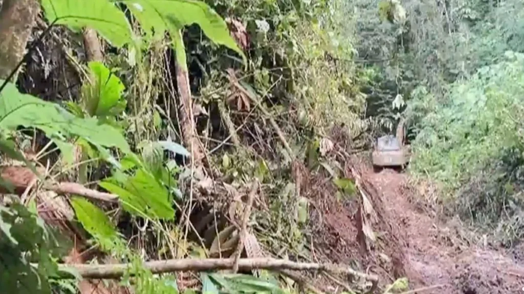 Soldados del Ejército ecuatoriano intervienen maquinaria en campamento de minería ilegal