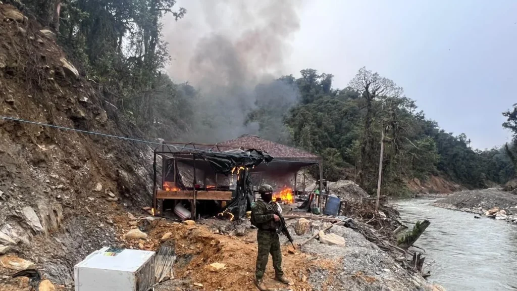 Militares ecuatorianos durante operativo en campamentos de minería ilegal