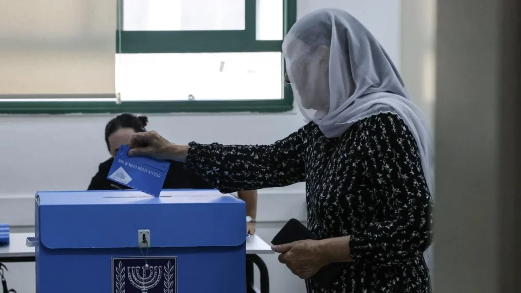 Ciudadanos israelíes acudiendo a las urnas de votación electoral