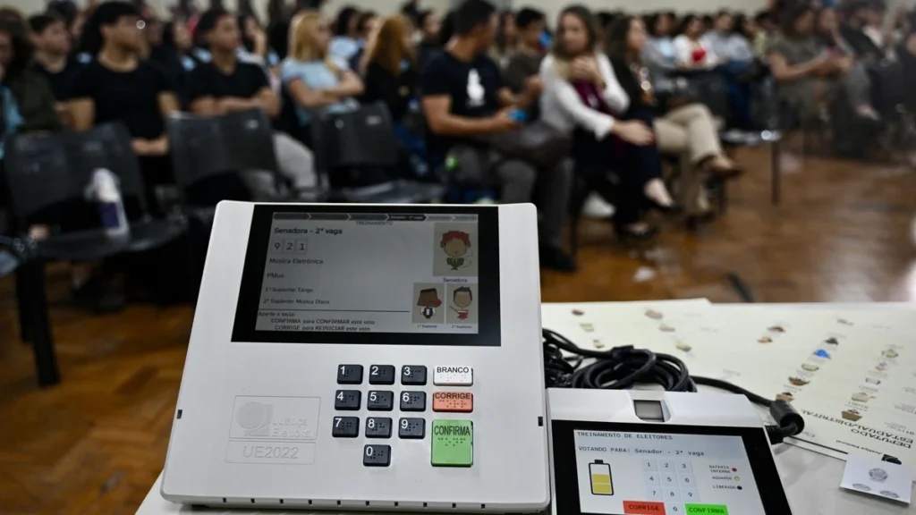 Ciudadanos brasileños ejerciendo su derecho al voto en urna electrónica