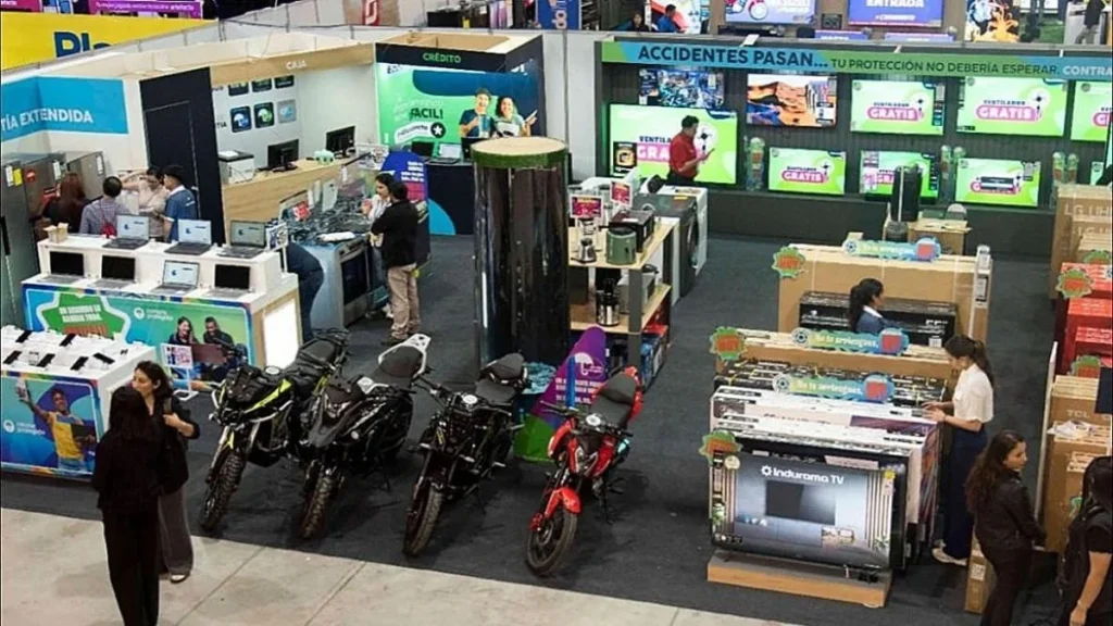 Consumidores comprando electrodomésticos en tienda comercial