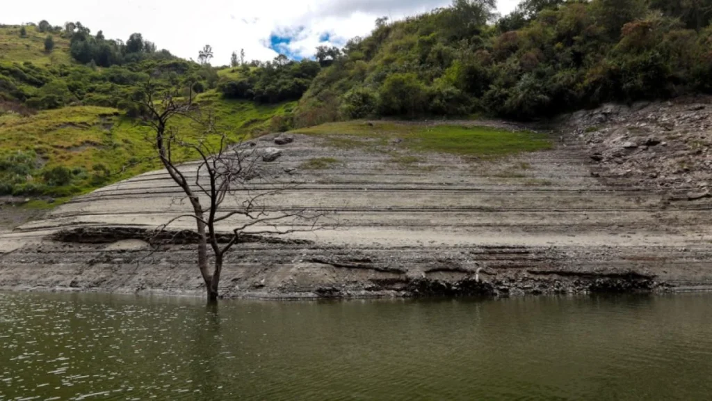 Nivel de agua bajo en la represa del embalse de Mazar en el Austro