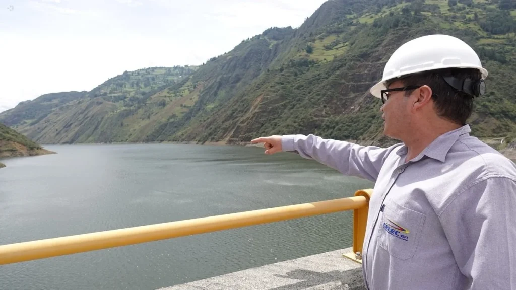 Vista panorámica de la represa y el nivel del agua en el embalse hidroeléctrico de Mazar