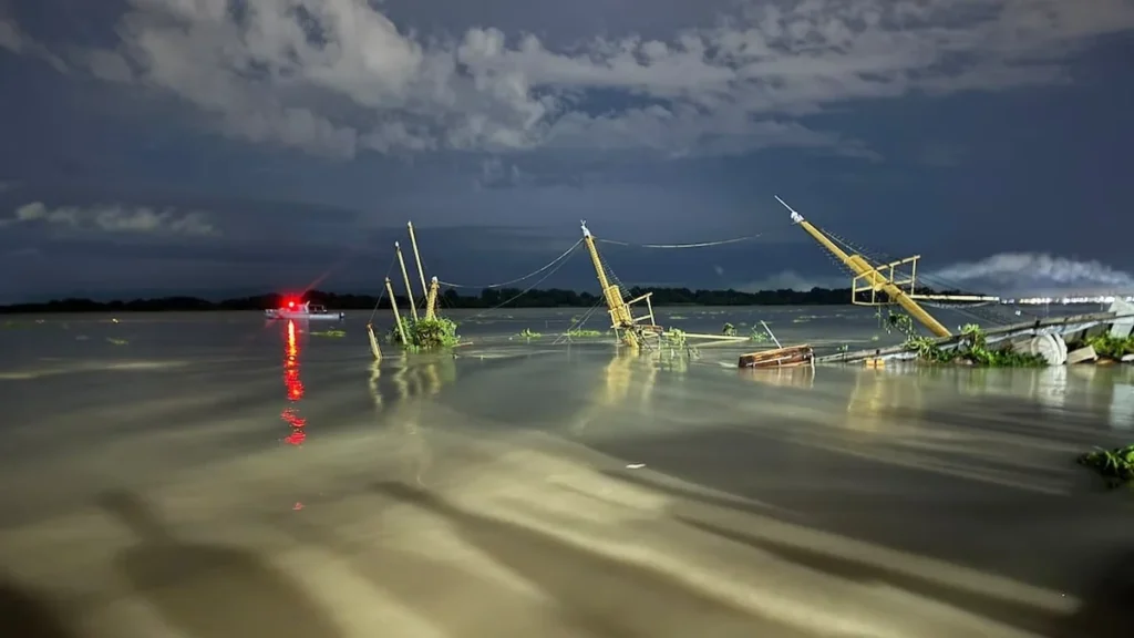 Embarcación turística Morgan en el río Guayas frente a Guayaquil