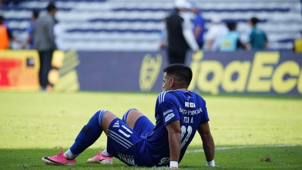 Plantel del Club Sport Emelec cabizbajo tras el partido en el estadio Capwell