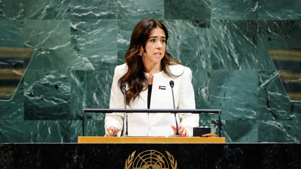 Sede de las Naciones Unidas en Nueva York con banderas de los países miembros