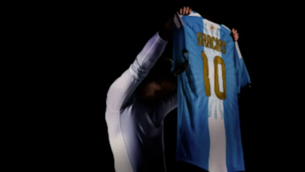 Lionel Messi celebrando con los brazos abiertos con la camiseta de Argentina