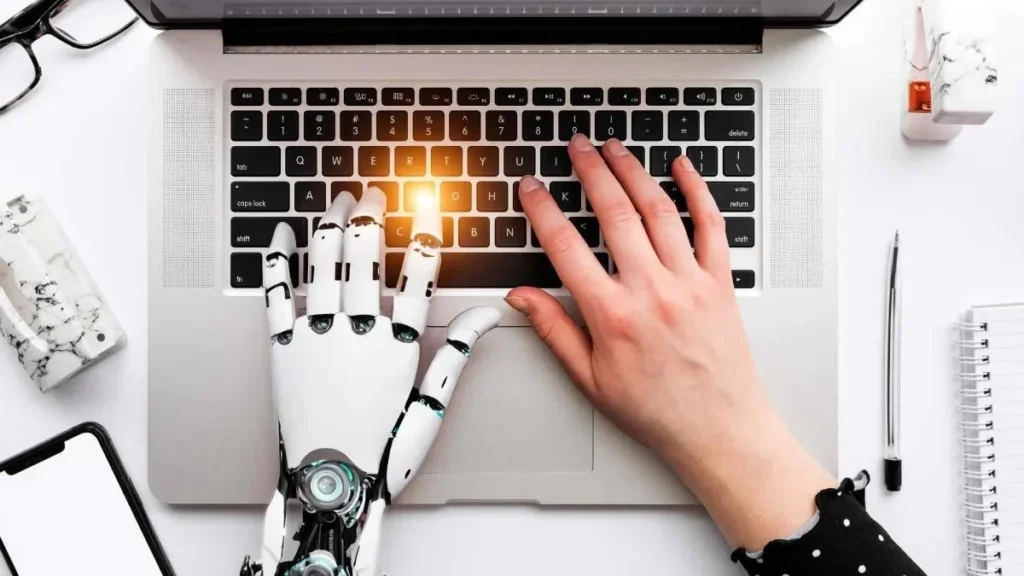 Trabajadores interactuando con herramientas digitales en oficina moderna